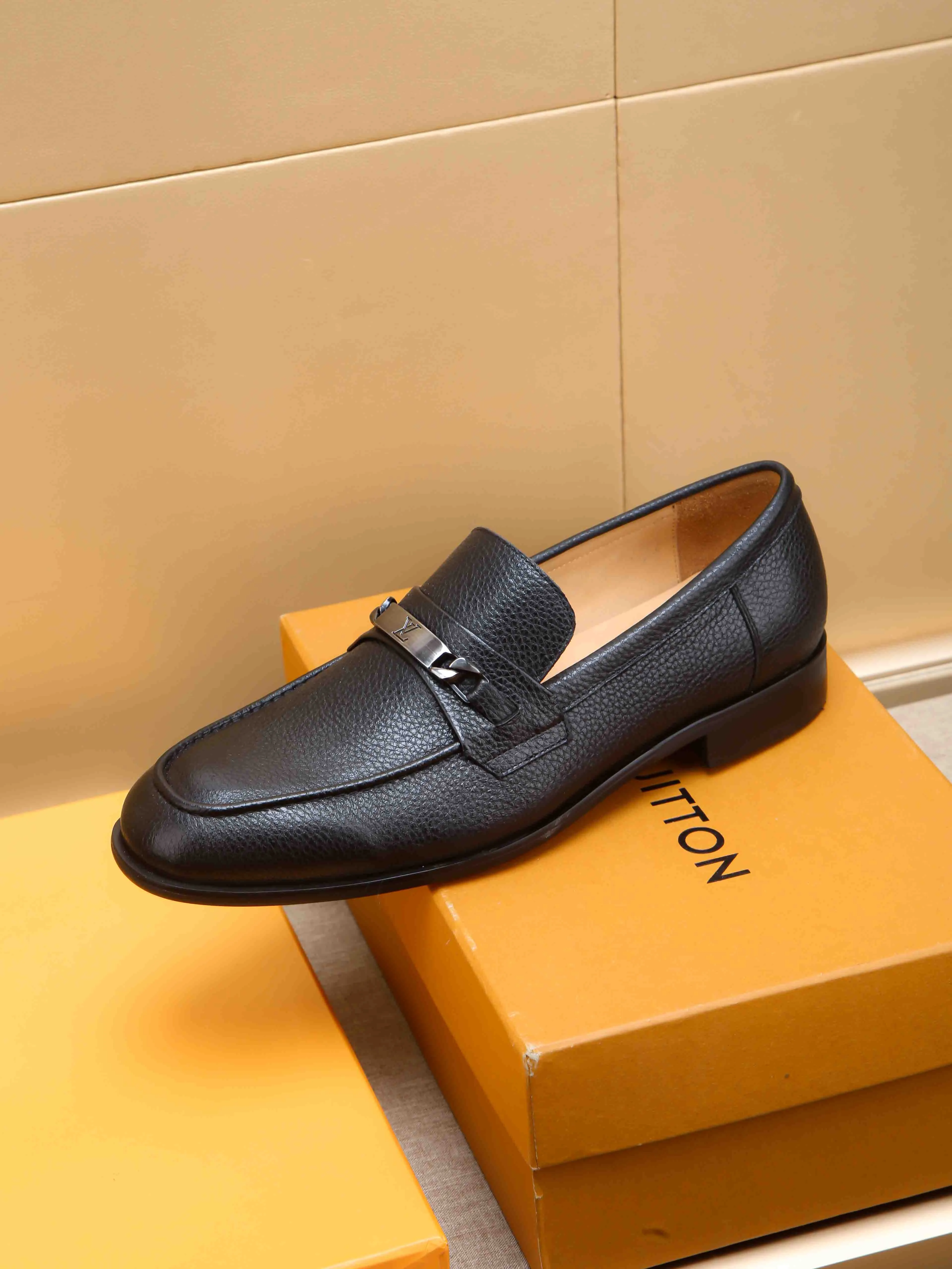 Men's shoes 💰 460 💰 Louis Vuitton LV ® 🆕 model 🔛Full shoe counter, first layer cowhide, 🐂leather lined casual shoes for men, super soft outsole, essential for driving. Counter synchronization, original first layer cowhide, completely 1:1 mold customization🌹top version, color optional! Number: 39-44 (customized at 38.45)